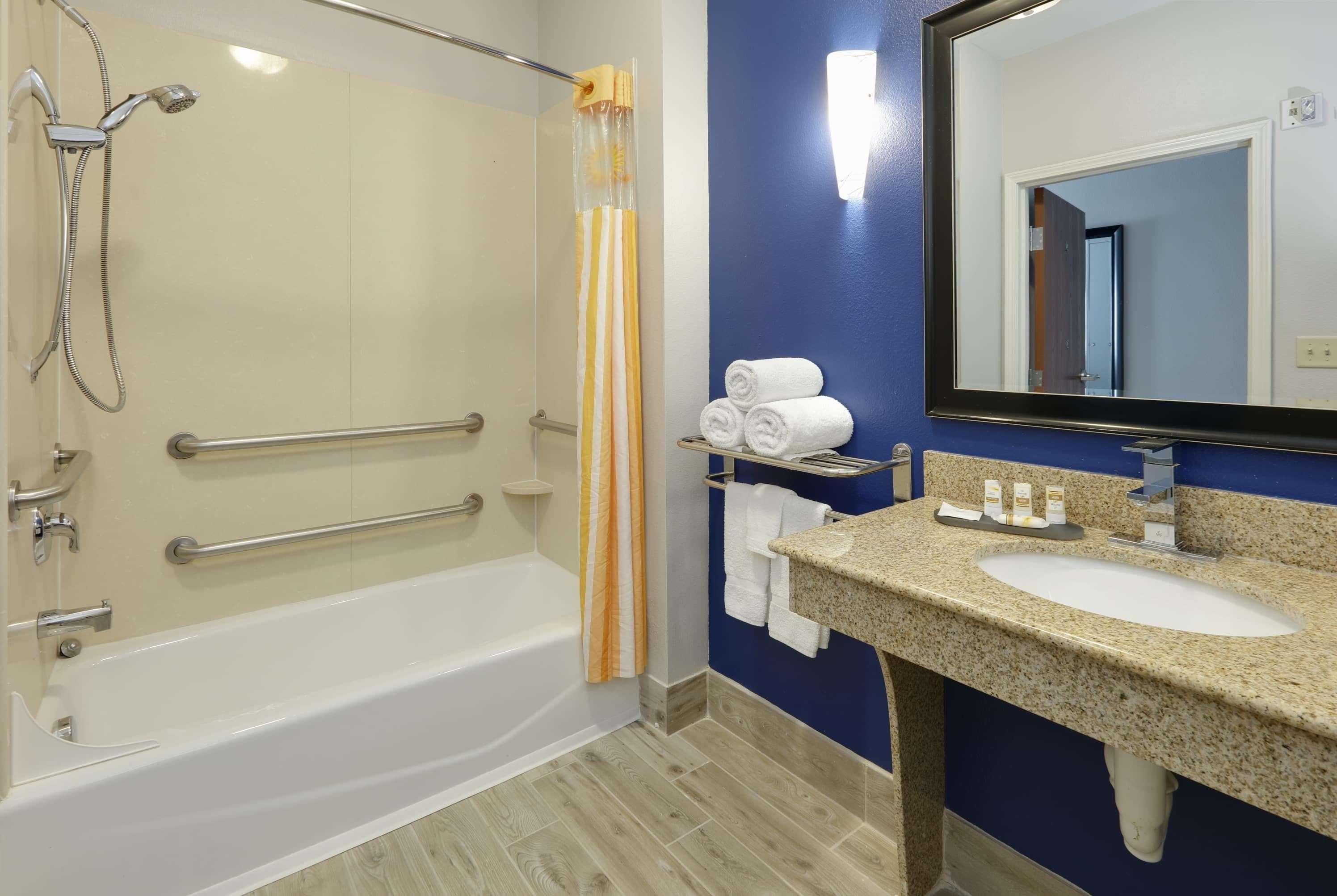 La Quinta By Wyndham Denton - University Drive Extérieur photo