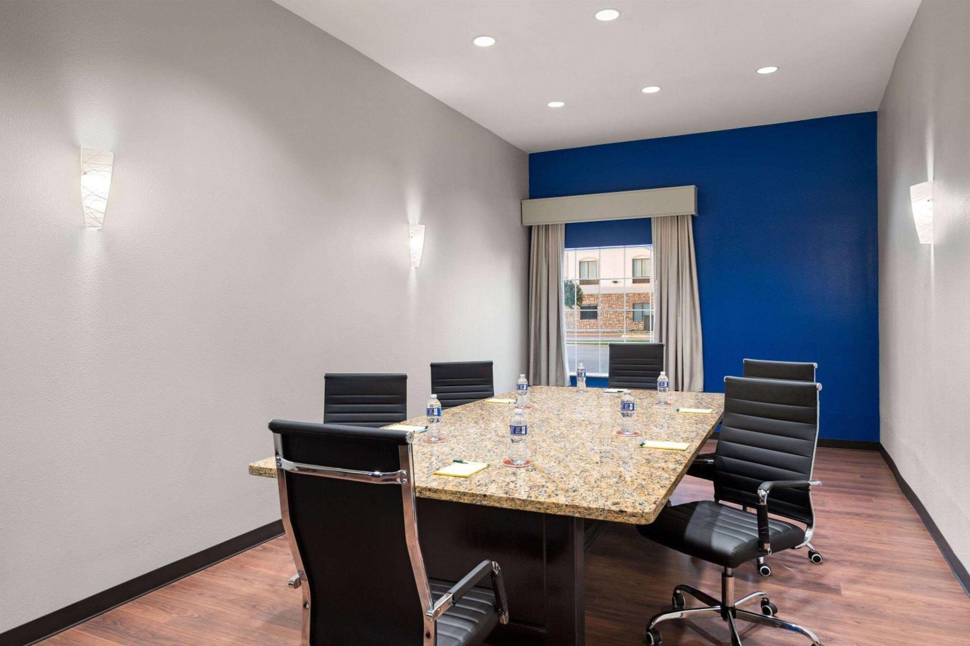 La Quinta By Wyndham Denton - University Drive Extérieur photo