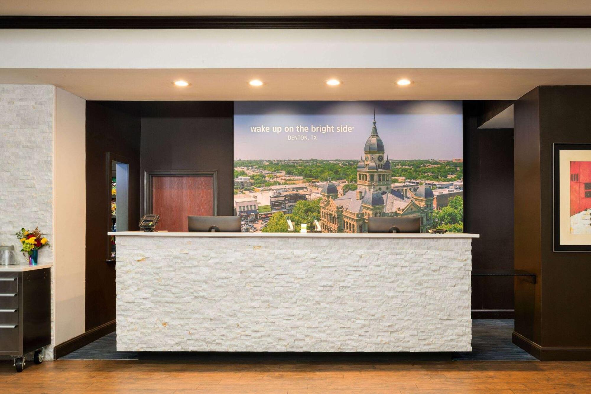 La Quinta By Wyndham Denton - University Drive Extérieur photo